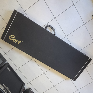 Cort CGC75 Basszusgitár Keménytok (használt) 