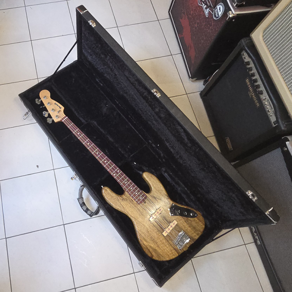 Cort CGC75 Basszusgitár Keménytok (használt) 