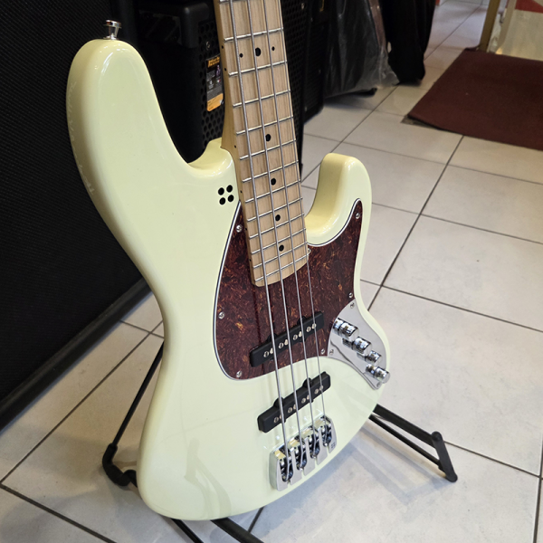 Sandberg California TT4 Lionel 30" Basszusgitár (Krém színű)